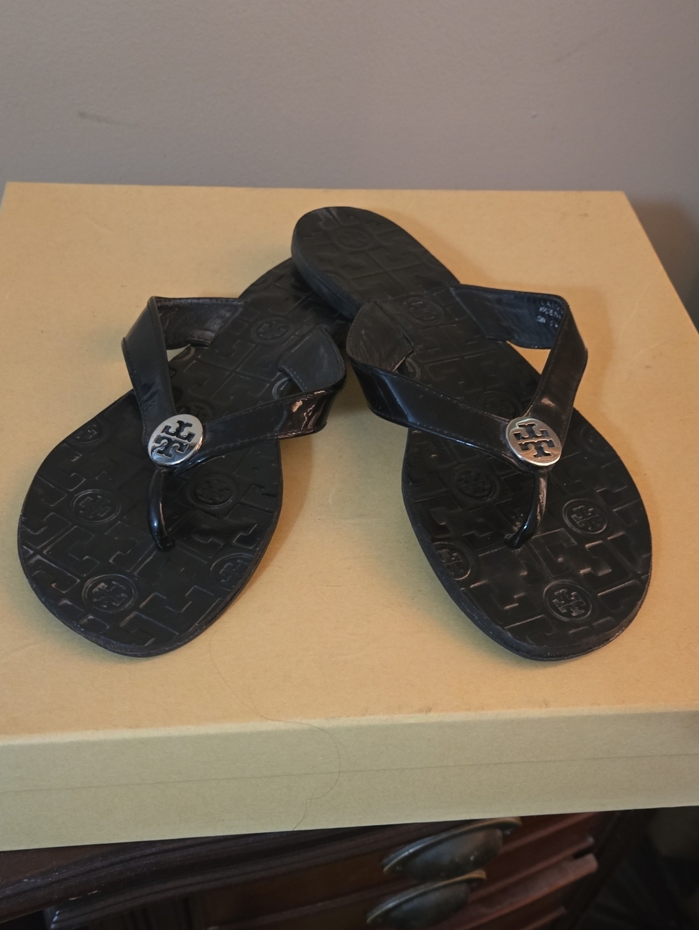 Tory Burch Black Patent Leather Logo Thong Sandals Size 9M